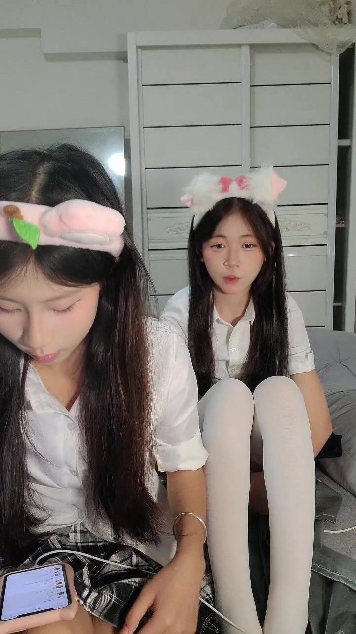 ❤❤19清纯少女姐妹花，JK装卡哇伊，娇小身材嫩穴，脱光光白丝跳舞，一线天馒头嫩穴，翘起屁股跳蛋震动 - ❤️️ X1HUB ❤️️