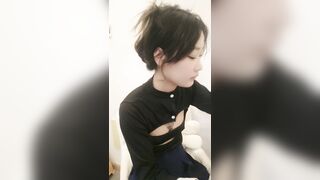 制服露脸极品小妹的诱惑，洗干净化好妆伺候男友激情啪啪，各种舔弄大鸡巴样子好骚，被男友无套爆草内射中出