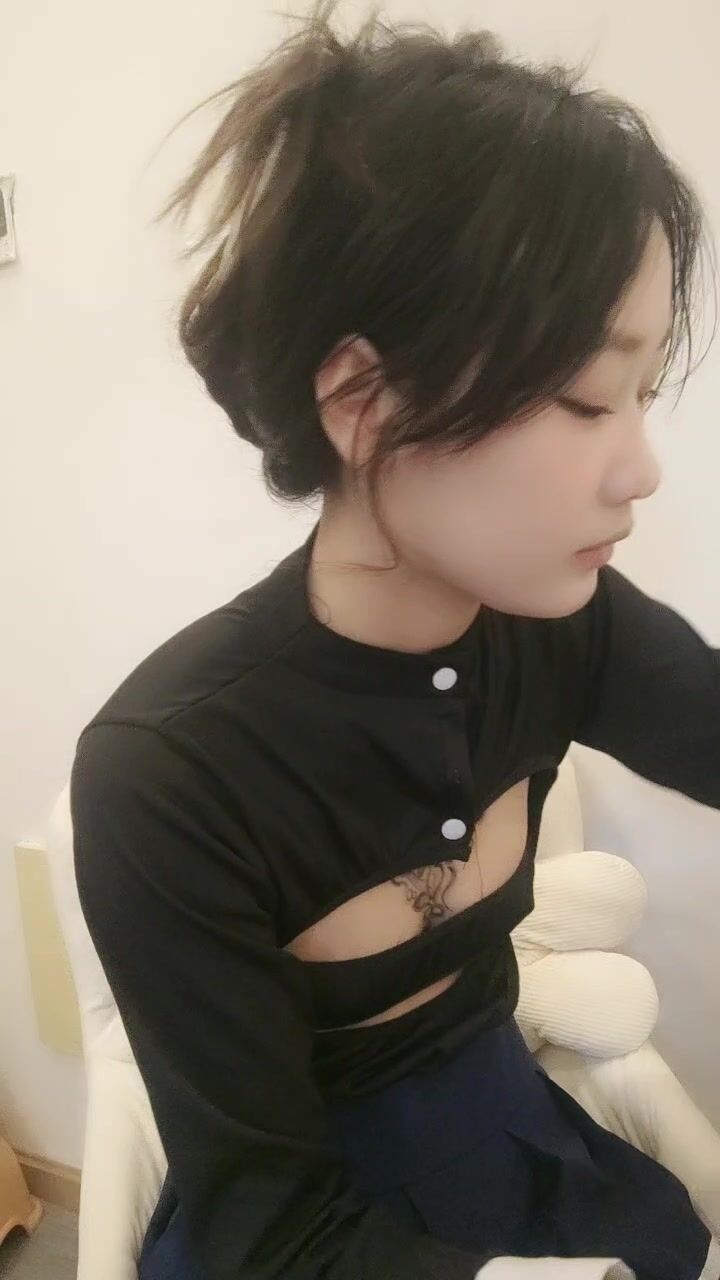 制服露脸极品小妹的诱惑，洗干净化好妆伺候男友激情啪啪，各种舔弄大鸡巴样子好骚，被男友无套爆草内射中出 - ❤️️ X1HUB ❤️️