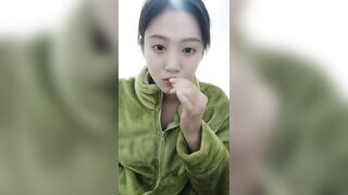 漂亮大奶小姐姐吃鸡啪啪 那我射哪里你嘴里 皮肤白皙 在家被大鸡吧帅气男友无套输出 不能内射 射了一脖子