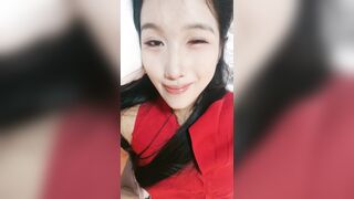 床上的极品尤物，全程露脸跟大哥激情啪啪，口交大鸡巴让大哥舔逼，狼牙指套抠逼淫水拉丝，淫声荡语各种爆草