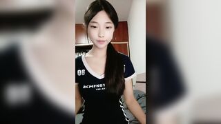 极品大学生白丝露脸激情大秀，在狼友的调教下脱光光展示，揉奶玩逼看特写，完美好身材淫声荡语精彩又刺激