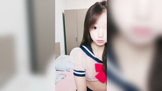 校花女神的诱惑，全程露脸制服情趣跟狼友撩骚互动，活好不粘人线下约啪，线上卖骚，无毛白虎道具插入好刺激