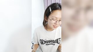 看着很清纯的妹子，全程露脸脱光了衣服陪狼友骚，浴室洗澡诱惑还小跳一下，在家偷偷吸烟给狼友看逼逼特写