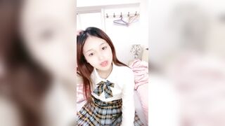 ❤❤JK装清纯学生妹,外表乖巧甜美,在家发骚,贫乳粉嫩小穴,脱光光诱惑,摆弄各种姿势,特写小穴