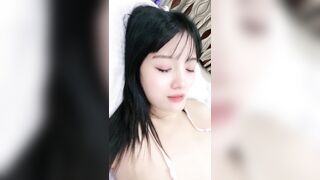 颜值不错的妹子露脸深夜与小哥激情啪啪大秀直播，全程露脸洗干净逼逼69口交大鸡巴舔逼吃奶，无套抽插好刺激