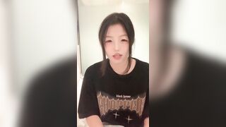 ❤️❤️纯欲天花板美少女，超级粉嫩美穴，一线天馒头B，跳蛋震嫩穴，给炮友口一下，埋头小舌头舔弄