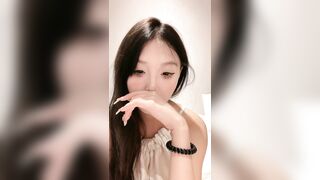 ❤️❤️花臂唇钉少女姐妹花，一线天馒头肥穴，姐妹自慰诱惑，一起翘屁股特写，干净美穴，假屌抽插流水