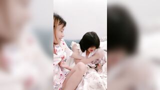 三个极品小女人的诱惑，全程露脸展示，轮流掰开骚穴给狼友看，撅着屁股互动发骚，给旁边屋大哥舔鸡巴吸蛋蛋