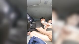 有点变态的大叔车上找了一个美女❤️抠她的B看着她的B打飞机就是不操❤️完美露脸