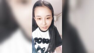 清纯学妹深夜撩骚想看狼友打飞机，在狼友的金钱攻势下脱光光诱惑，小奶子很诱人，掰开骚穴给狼友看不要错过