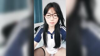 黑丝露脸极品学妹小甜甜的诱惑，肤白貌美揉奶玩逼，跳蛋塞小穴道具抽插，浪叫不止高潮不断，尿尿给狼友看