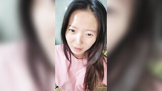 2024年11月，新人，极品良家美女，【宝贝乖乖】，床上俩枕头，看来是跟男友同居了，纯素颜，很大方全脱！