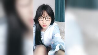 甜美大学生少罗小甜甜这笑容爱了爱了，开档丝袜全程露脸互动狼友撩骚不断，跳蛋塞逼里自慰浪荡呻吟精彩刺激