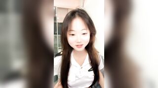 穿制服的小美女，全程露脸性感脱衣艳舞诱惑，粉嫩干净水又多的逼逼很是刺激，跟狼友互动撩骚听指挥揉奶玩逼