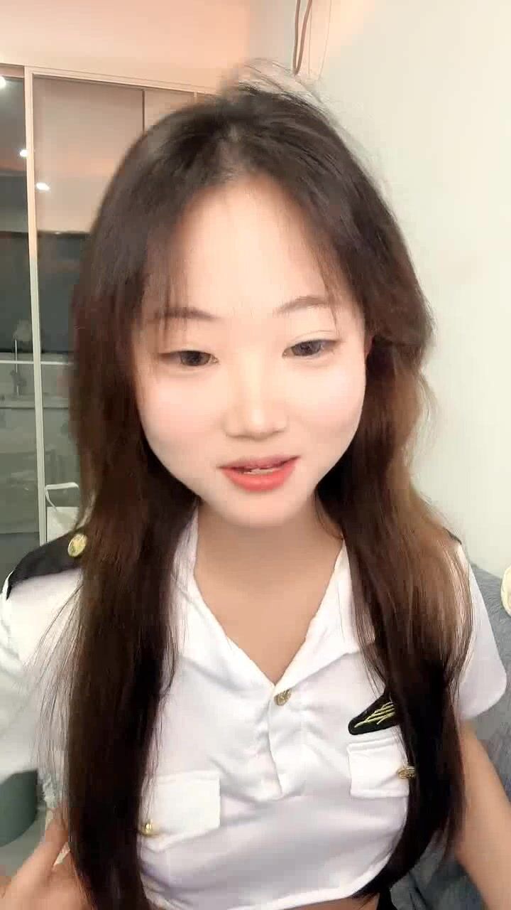 穿制服的小美女，全程露脸性感脱衣艳舞诱惑，粉嫩干净水又多的逼逼很是刺激，跟狼友互动撩骚听指挥揉奶玩逼 - ❤️️ X1HUB ❤️️