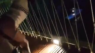 【某某门事件】第317弹 台湾新店碧潭桥情侣野外啪啪❤️玩得开会玩的女人是真的爽呀！