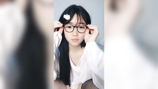 黑丝露脸少罗小甜甜深夜发骚诱惑，可爱听话又迷人，听狼友指挥逼里塞着跳蛋尿尿给你看，揉奶玩逼自慰呻吟