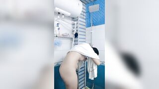 少萝小甜甜越来越骚了，全程露脸逼里塞着跳蛋洗澡诱惑，互动撩骚听指挥小乳夹肛塞都安排上了，揉奶玩逼浪叫