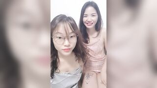 极品骚姐妹全程露脸让小哥调教玩弄双飞游戏，跟狼友互动撩骚听指挥，吃奶舔逼道具口交大鸡巴，各种体位爆草