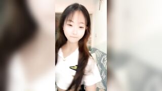 小美女的制服诱惑，全程露脸圆润的骚奶子，特写展示粉嫩骚穴，跟狼友撩骚互动手指抠逼淫水流出自己舔好刺激