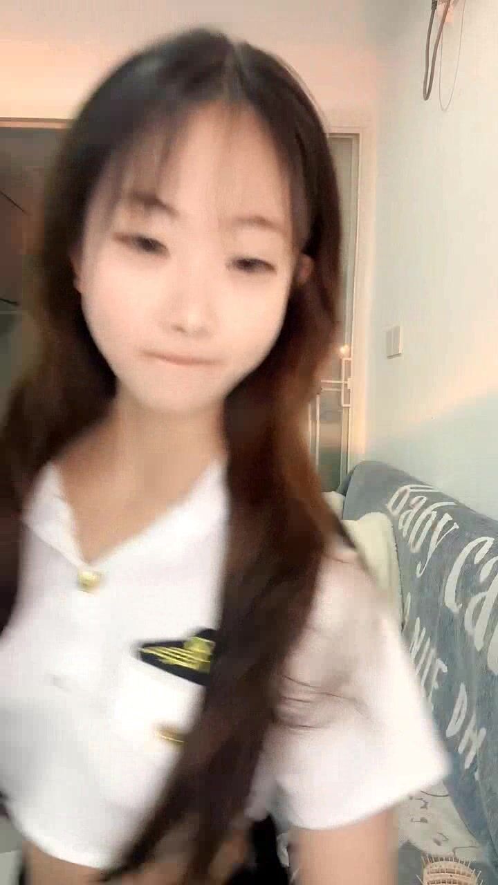 小美女的制服诱惑，全程露脸圆润的骚奶子，特写展示粉嫩骚穴，跟狼友撩骚互动手指抠逼淫水流出自己舔好刺激 - ❤️️ X1HUB ❤️️
