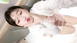 【快手泄密】刚新婚的小少妇跟单男偷情给老公戴绿帽，打着电话操逼，对白清晰刺激