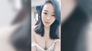 丁字裤钢管舞女郎小飘飘精彩大秀直播，火辣激情脱衣艳舞，揉奶玩逼特写展示很是诱惑，各种撩骚动作刺激狼友