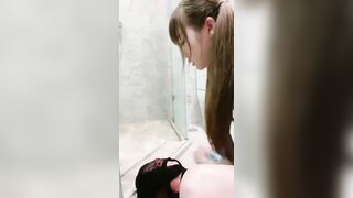 女生也可以很暴力 叛逆学妹【樱桃小S】✅卫生间暴虐小哥哥，踩踏 添足 圣水 表面JK乖乖女私下竟然如此反差！