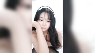 清纯诱人的学妹黑丝露脸诱惑，在狼友的指挥下脱光光发骚，揉奶玩逼看特写，撅着屁股求草，淫声荡语不断刺激