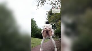 公园里人来人往的掰开小穴尿尿,还没有尿完就来人了,只能憋着去拿手机૮ ˙Ⱉ˙ ა