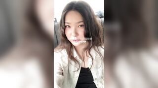 2025年1月最新，【真实大学生勾搭】，网约车司机野外车震，肥美白虎馒头逼，完美露脸，后入内射