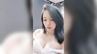 跳钢管舞的御姐少妇全程露脸丝袜高跟诱惑，脱衣艳舞嘴叼内裤好骚啊，揉奶玩逼特写展示，表情很骚精彩别错过