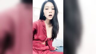 颜值不错的风骚小妹露脸在狼友的指挥脱光光诱惑狼友，逼里塞着跳蛋自慰呻吟，表情妩媚销魂，浪叫呻吟不止