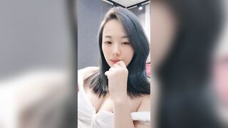 丝袜高跟露脸妩媚撩人的钢管舞女神小飘飘精彩大秀直播，听狼友指挥揉奶玩逼看特写，撩骚动作不断精彩又刺激