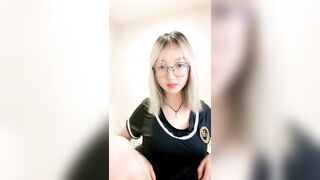 颜值高身材好的妹子，奶子圆润逼逼粉嫩激情大秀直播，尿尿给狼友看，自己把小穴抠的淫水直流特写展示好肥啊