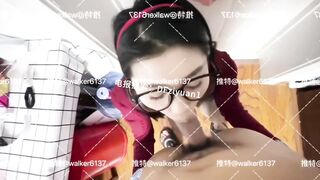 2025年2月，人气泡良大神，【狮子座】，22岁眼镜妹女大学生，完美露脸，水汪汪骚穴黑乎乎，狂插噗噗响