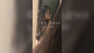 ✨推特新晋泡良桩机，京城纹身肌肉壮汉「南叔」付费资源，03年女老师，女上骑乘，无套后入打桩强行內射，每下都打出臀浪