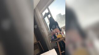 推特新晋泡良桩机，京城纹身肌肉壮汉「南叔」辽宁盘锦在京研究生母狗，小逼特别嫩，约到酒店后来直接开着门凿2