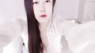 【Stripchat】白到发光高冷长腿大奶女主播「EmmaChar」跳蛋插肥鲍，玩到淫水粘稠拉丝“我想到被你射到逼逼里面”