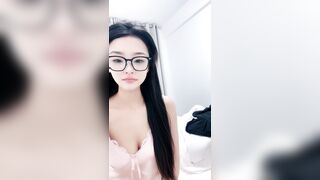 2025年2月最新，新人！甜美的眼镜骚妹~【米奇女孩】，极品粉穴，人瘦胸大，说话嗲嗲的惹人疼，被大哥们宠爱