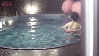 FC2-PPV-4632746 【無修正ｘ個人撮影】40代にみえない超美魔女人妻！スタイル抜群、ピンクの美乳首と美マンがヤバ過ぎる！プライベートプールでご無沙汰主婦が喘ぎまくってイキまくるｗ