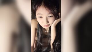 ⚫️【真实露脸大学生】，土豪高价定制，清纯女大【摇摇瑶】反差福利，为还高额网贷，宿舍内脱光道具自慰