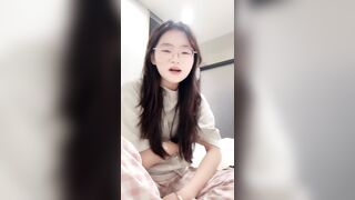 2025年3月最新，20岁女大学生放飞自我，【困困兔】，眼镜妹子，清纯反差，被男友家中啪啪狂操，后入蜜桃臀水声好大