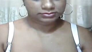 Plump Indian Chick Fingers Herself on Webcam