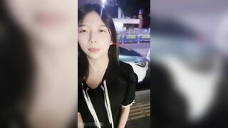 ✅【露脸才是王道】户外调教清纯学生妹，当出租车的面扇耳光！带回家尿脸上，棋牌室门口紫薇！这又是谁的白月光