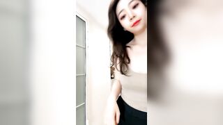 逼里塞着高频跳蛋跳艳舞的宝贝，狼友遥控使坏震动加速，全程露脸激情脱衣艳舞，精彩刺激不断表情好骚无水印