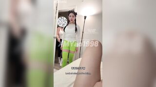 推特性爱大师95后绿帽情侣美腿女王「汐梦瑶」《双重踩踏》新闺蜜首演！闺蜜把老公精液偷偷带出来淋到我的鸡巴上给瑶瑶吃，最后口爆给瑶瑶
