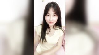 2025年5月最新，素颜女大学生，【小猫媚烦恼】，校花级别小美女，皮肤白皙，跟男友在家里啪啪，干得热火朝天！