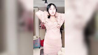 2025年5月最新，乡镇邻家大奶姐姐，【米亚同学】，和男友在出租屋激情做爱，奶子真大，居家啪啪，睡醒就来一发